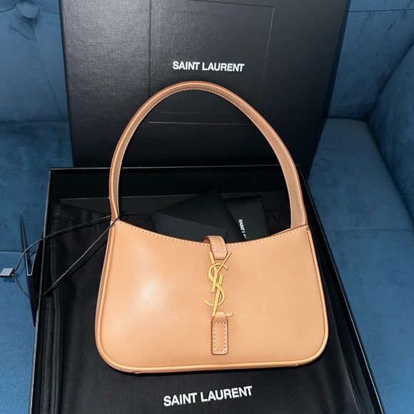 Ysl Le 5 a 7 mini bag. 19x11.5x4.5cm/7.5x4.5x1.8in. Calf leather. Never worn. - Picture 10 of 15